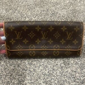 🤎clearing closet 🤎Louis Vuitton Monogram Pouchet Twin